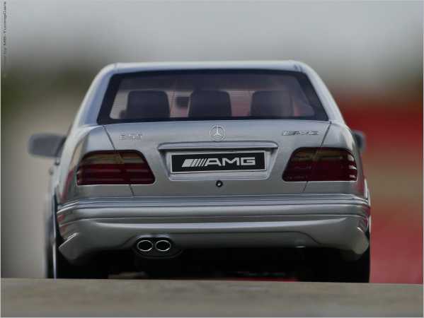 1:18 Mercedes E55 AMG W210 1999 mit 3tlg.AMG Alufelgen inkl. OVP